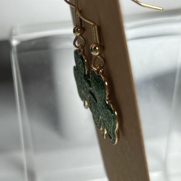 ☘️ Shamrock Earrings | New! - Picture 4 of 6